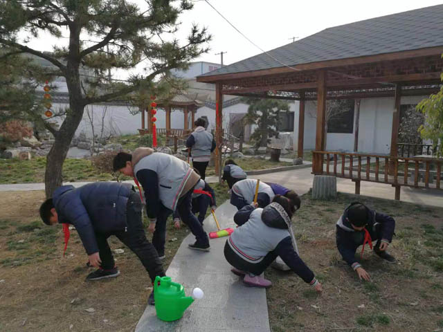 桥口小学五（1）班到校外学雷锋做好事