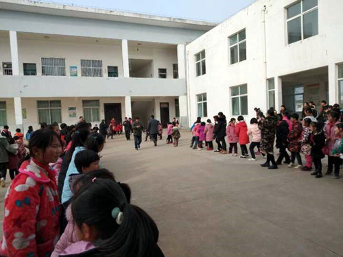 鸣九小学庆祝“三八妇女节”活动报道