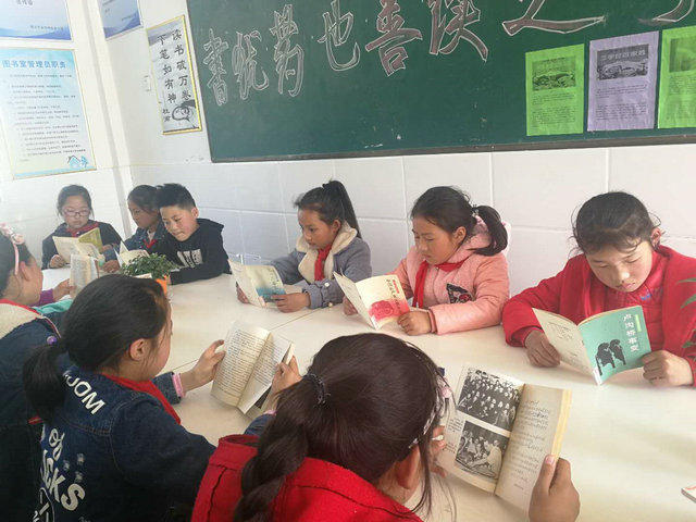    品味经典   重温历史              ———彭庄小学开展红色阅读活动