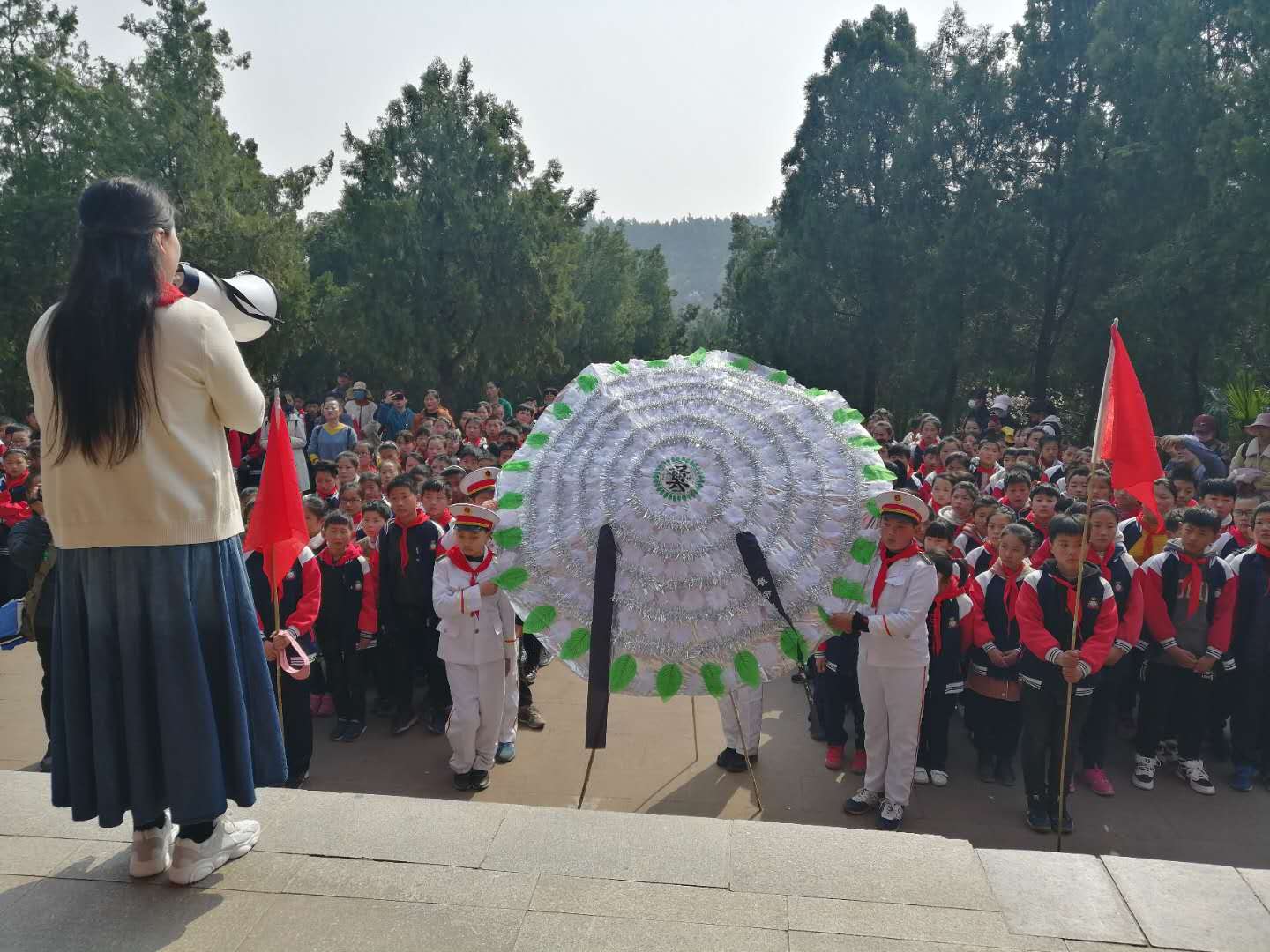铮铮誓言，接过红色旗帜继续前行 ---  新沂市马陵山镇中心小学举行清明祭扫活动
