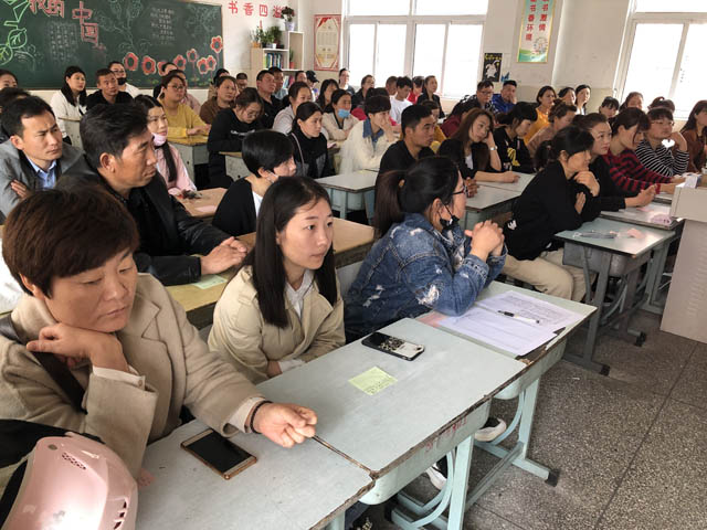 携手同心 共育英才——桥口小学召开家长会
