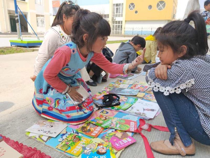 “给书一次新的生命”——记城西小学北校区“跳蚤市场”活动