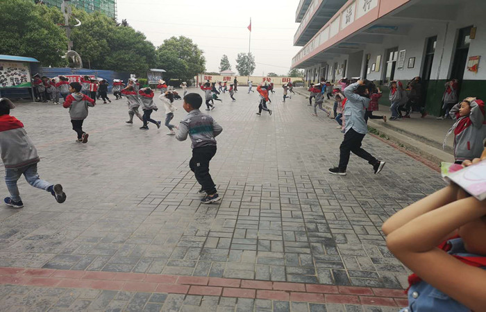 瓦窑镇新世纪小学举行“防震减灾”主题教育活动