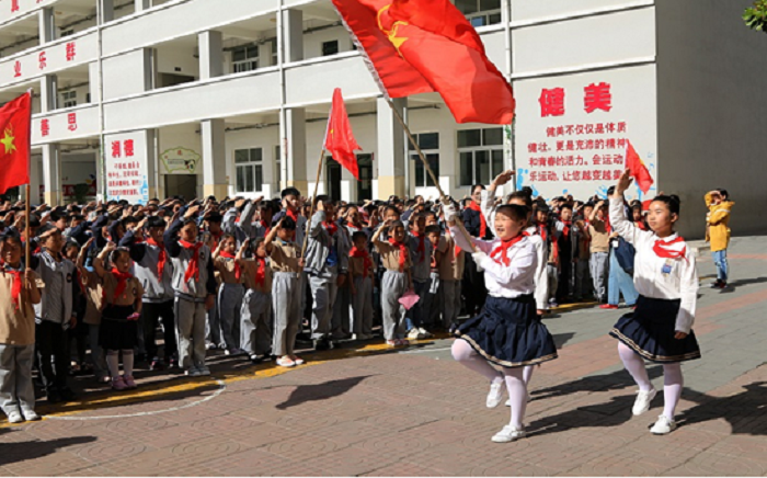 献礼新中国70华诞 争做新时代好少年 ——城西小学召开一年级新生入队仪式活动