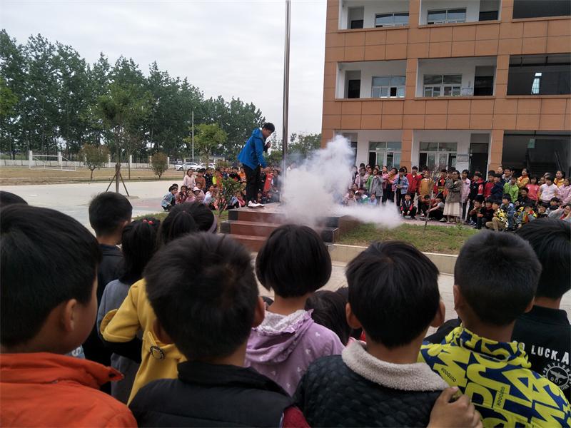 遇到火灾莫慌乱——傅庄小学举行消防器材使用演练活动