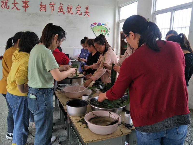 丝丝绒线  浓浓温情——傅庄小学举行包粽子活动