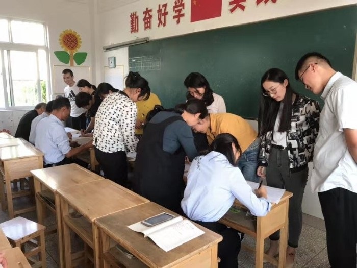 青，取之于蓝，而胜于蓝 ——新安嶂苍小学举行“青蓝工程”师徒结对仪式