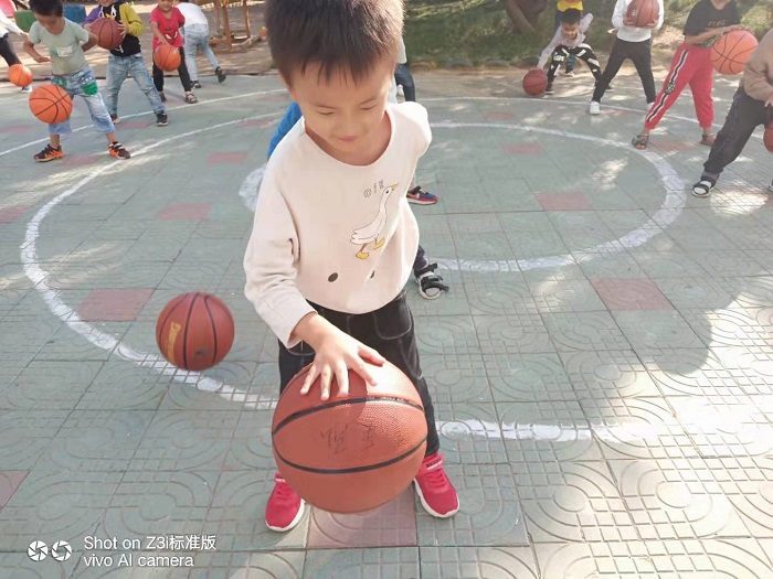 运动彰显特色? 篮球点燃激情 ---港头镇中心幼儿园开展篮球特色项目课程