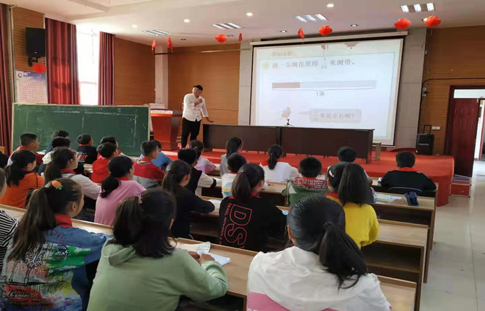 瓦窑镇中心校研训员悉心指导青年教师课堂教学