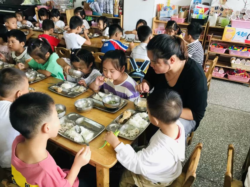 阳光食堂 陪伴成长——合沟镇中心幼儿园开展家长陪餐活动
