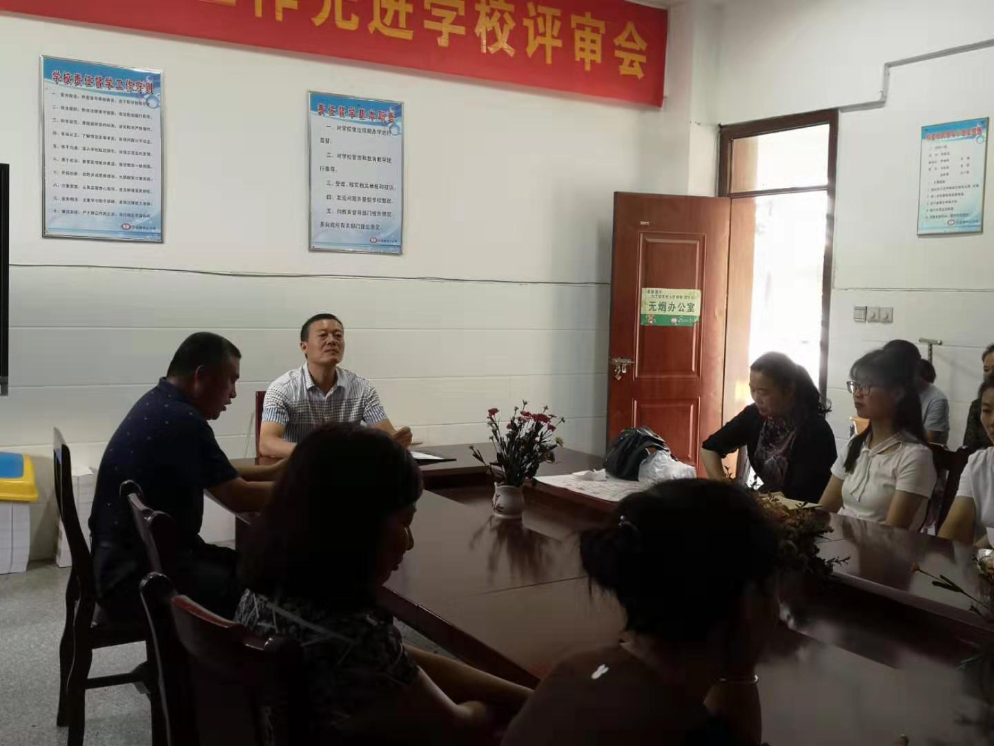 瓦窑镇中心小学举行青蓝工程座谈会
