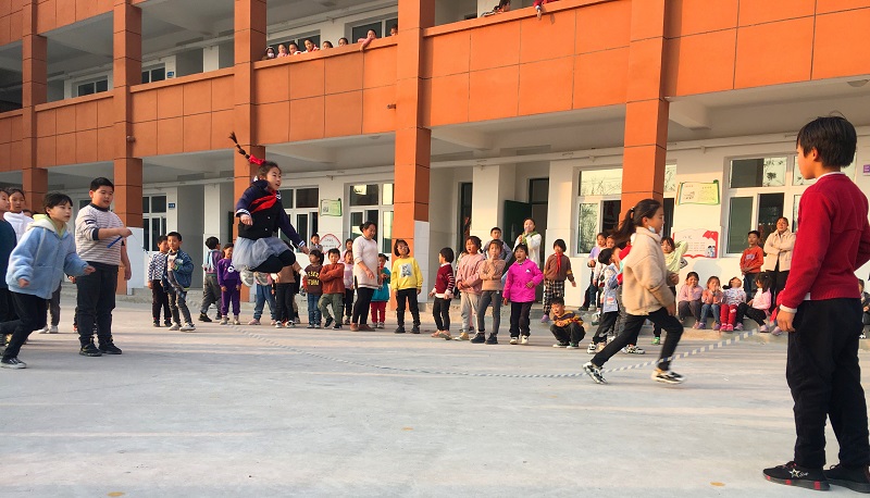 和煦暖阳，彩绳飞扬 ——港头镇戴沟小学举行学生跳大绳比赛