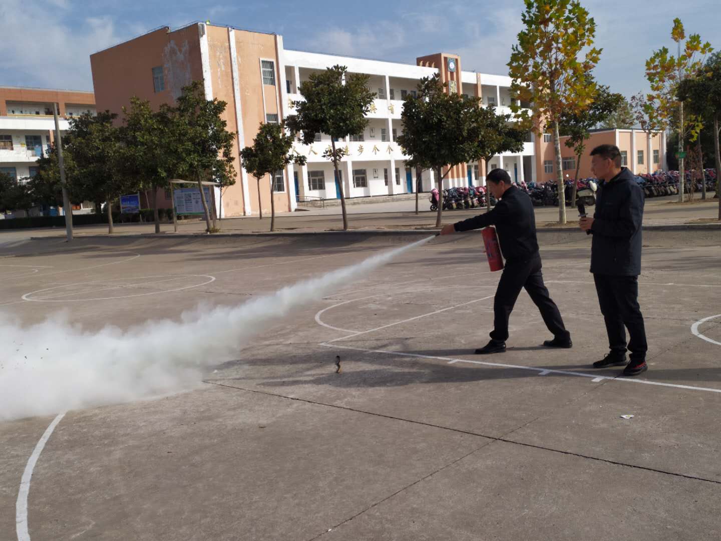 新店中学举行消防安全疏散演练