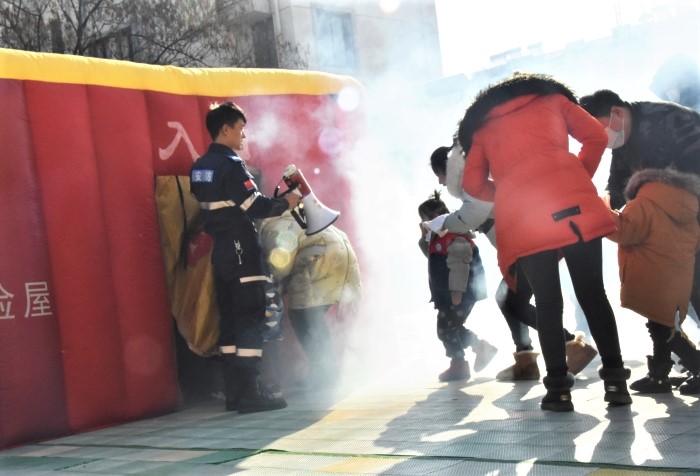 穿越“火场”学逃生 ——新沂市北沟第二幼儿园开展亲子消防逃生屋体验活动