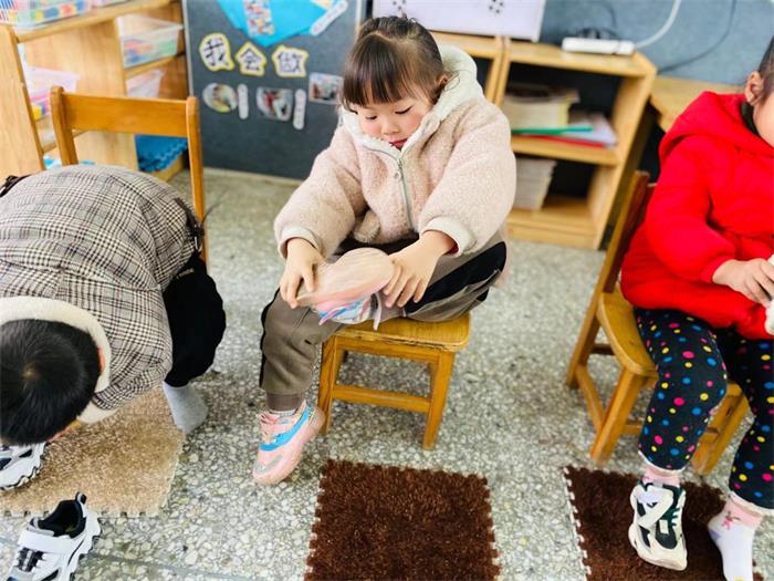 港头镇傅庄幼儿园小班举行穿鞋趣味比赛