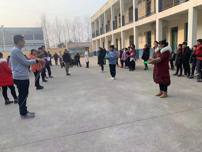 “快乐运动 健康运动”——阿湖镇北尧小学举行冬季教职工运动会
