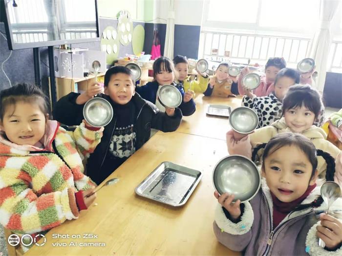 娃娃们的“光盘行动”——港头镇傅庄幼儿园文明用餐活动