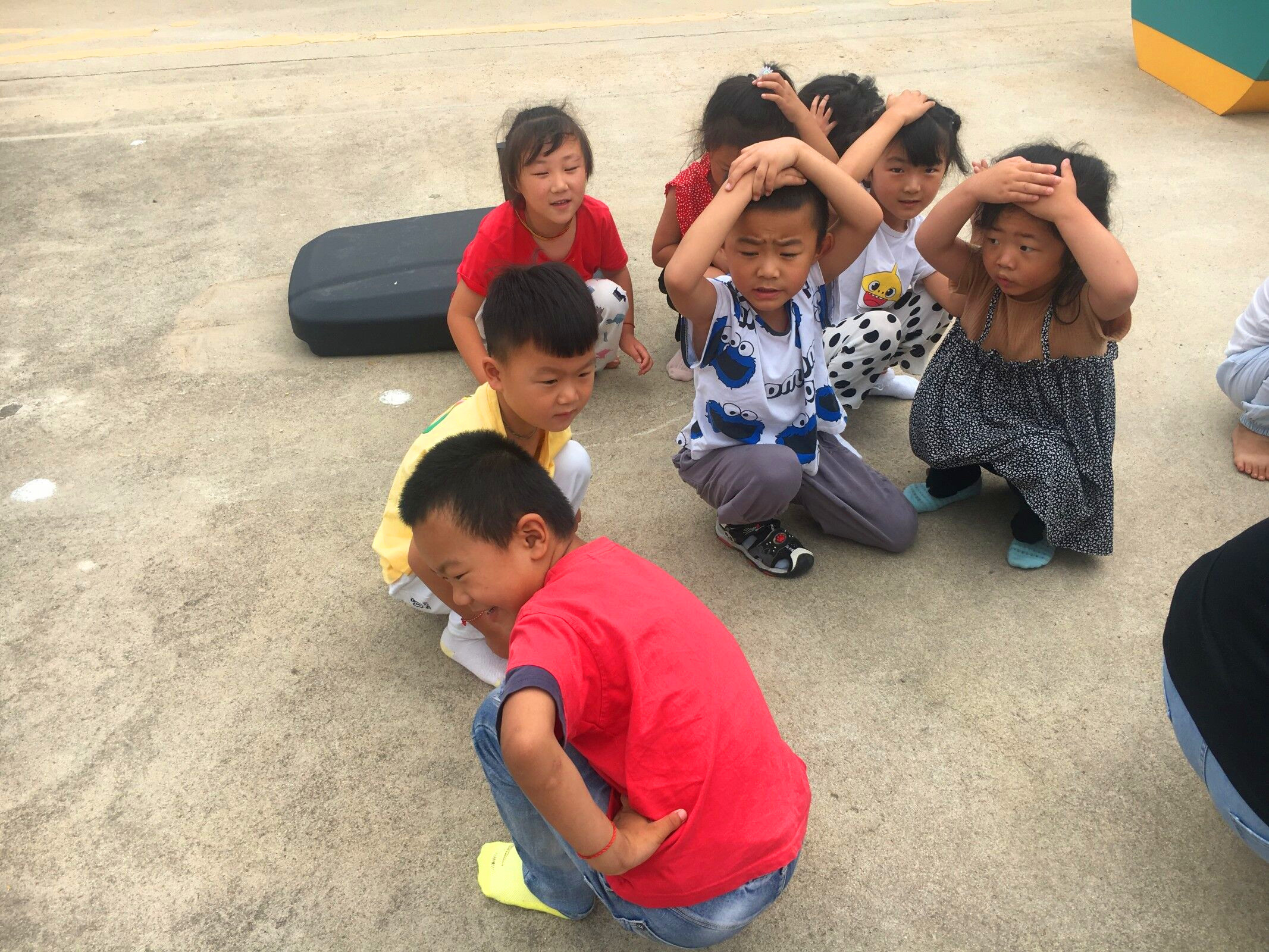 新沂市阿湖镇黑埠中心幼儿园开展地震逃生疏散活动