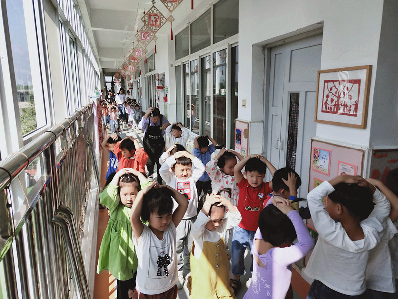 地震来了不害怕——合沟镇中心幼儿园开展防震演练活动