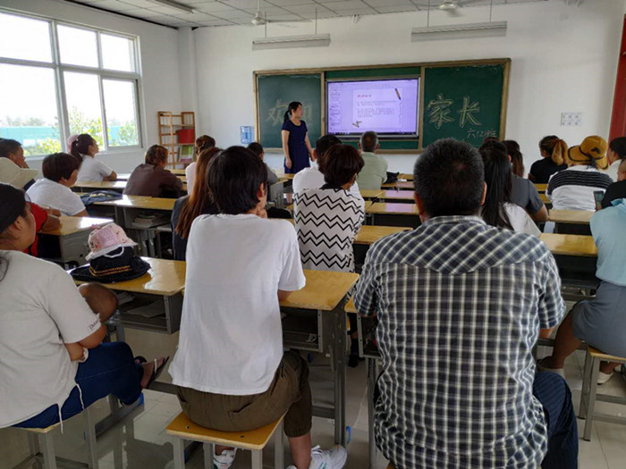 家校携手 共育成长 ——新安嶂苍小学召开秋学期家长会