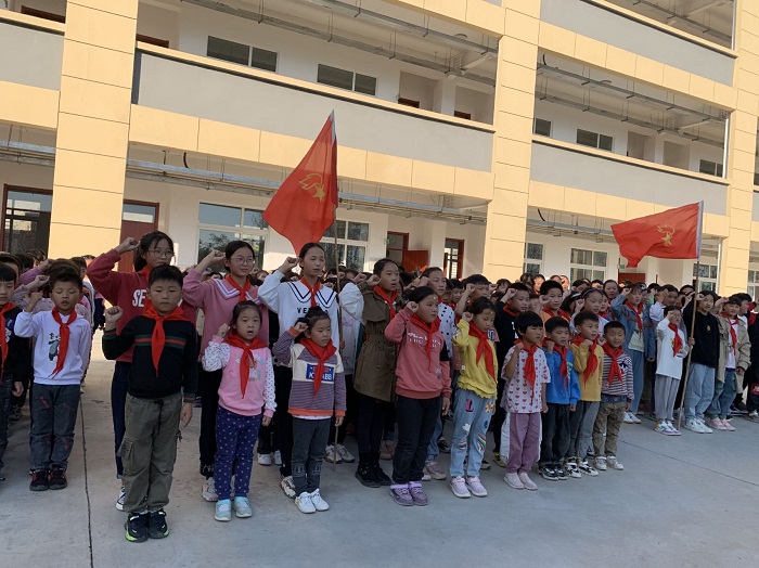 红领巾飘起来—— 棋盘镇小冲小学举行一年级新生入队仪式