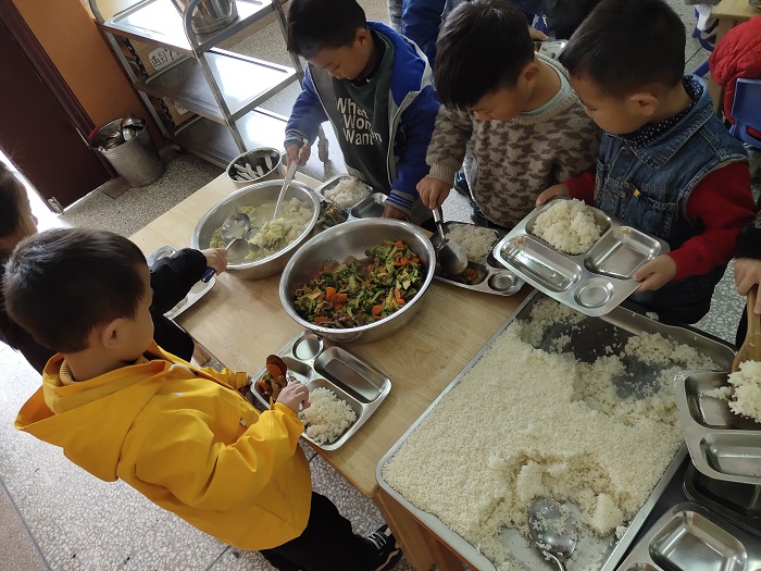 让进餐变的更自主—— 记窑湾镇中心幼儿园大班幼儿自主进餐活动