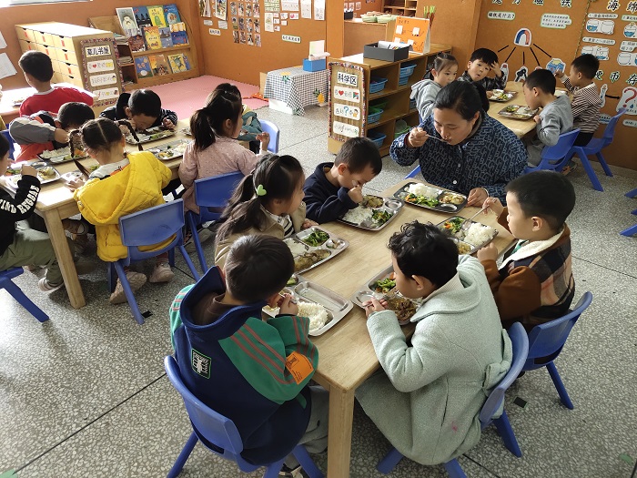 守护舌尖上的安全 ——窑湾镇中心幼儿园开展家长陪餐活动
