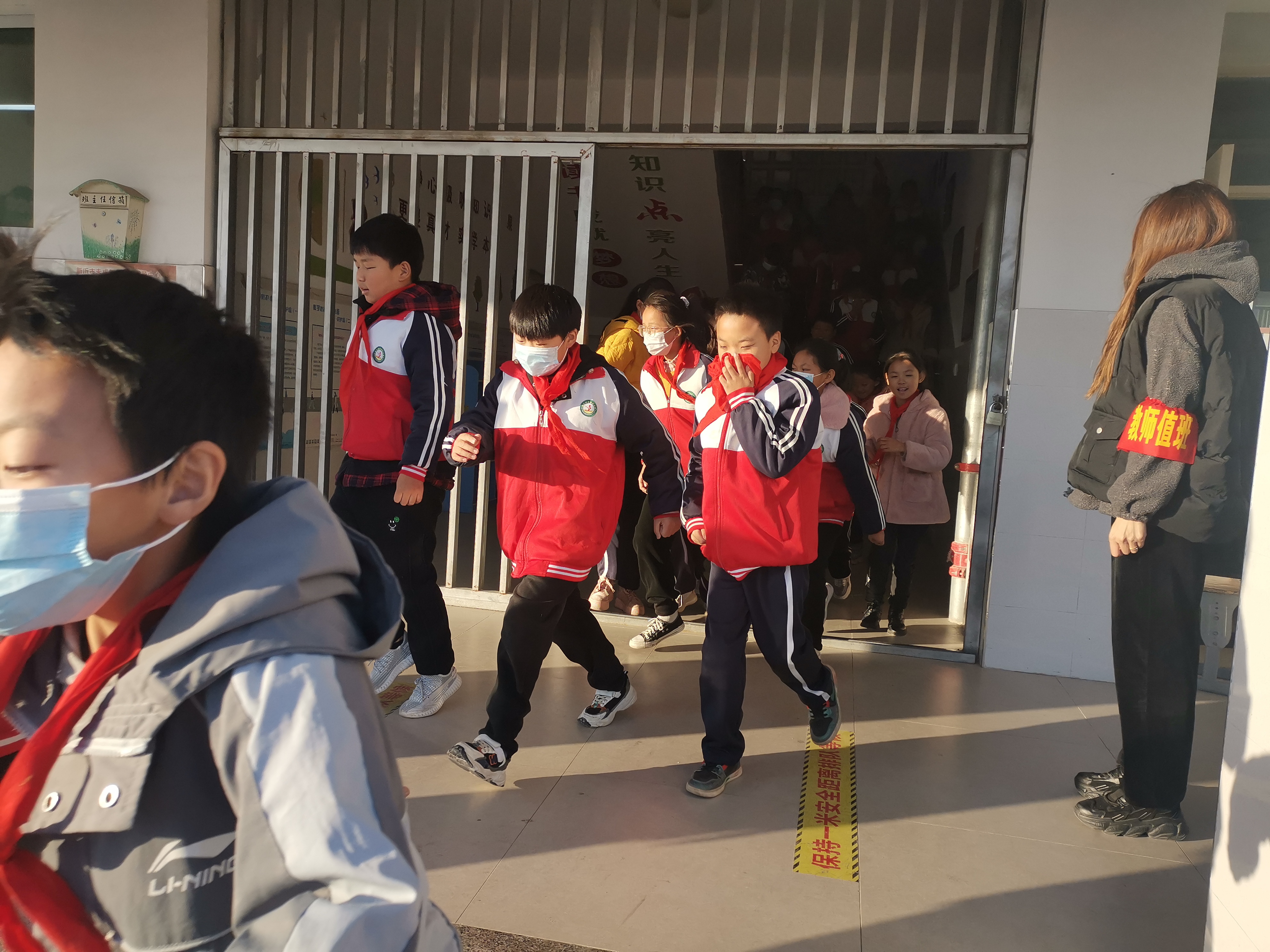 瓦窑镇新世纪小学举行消防安全应急疏散演练活动