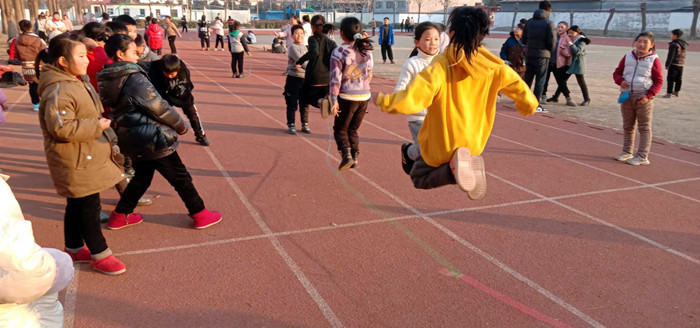 阳光体育 助力“双减” ——草桥镇堰头小学迎元旦跳绳比赛
