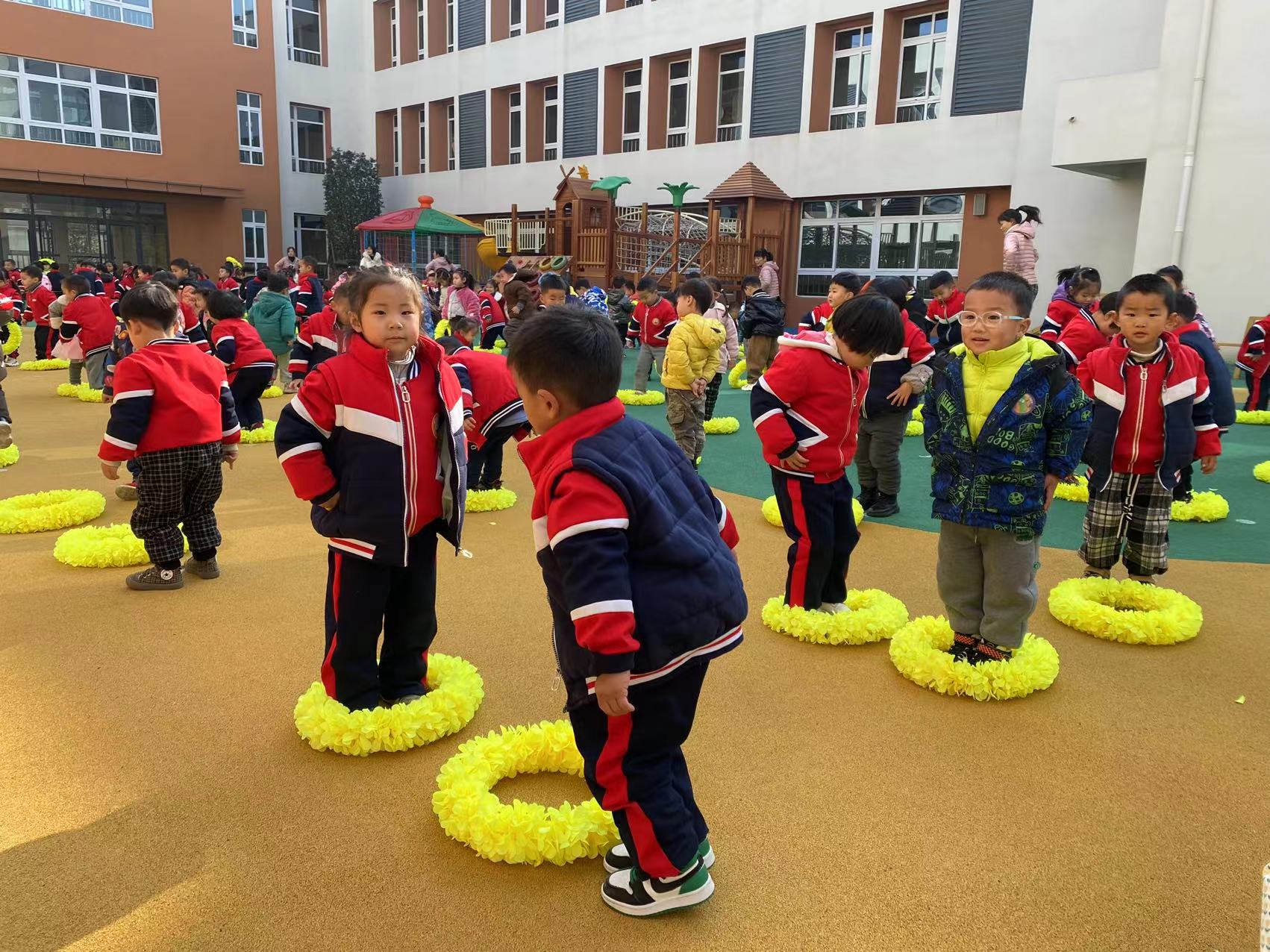 冬日暖阳照  笑迎萌娃归 ——青年路幼儿园复学第一天