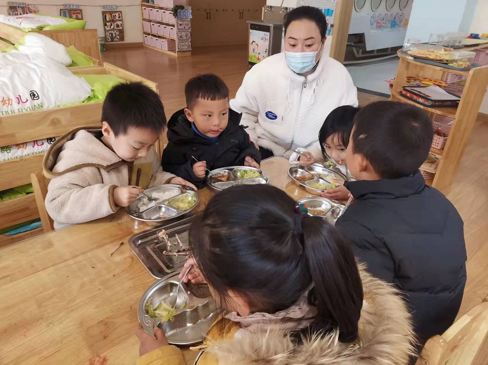 快乐进餐，温情陪伴 ——新沂市青年路幼儿园家长陪餐活动