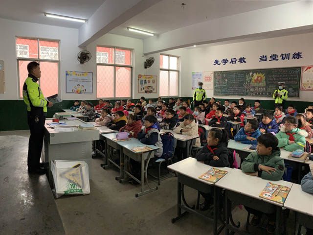 安全出行，从我做起 ——我市交警走进桥口小学开展交通安全宣传活动