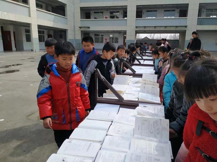 作业展评亮风采 相互学习促提高——新安嶂苍小学举行学生优秀作业展评活动