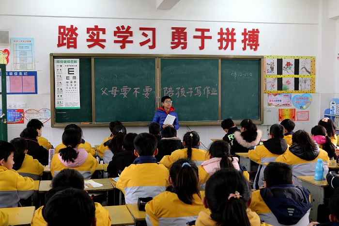 特色班本促成长 特色班会展风采——新安城西小学开展“特色班会课”展示评比活动