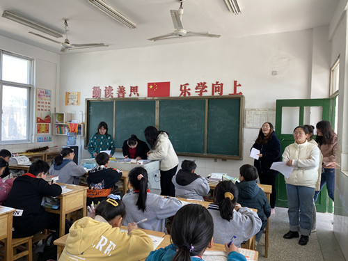阿湖镇鸣九小学举行庆祝建党一百周年黑板报评比活动