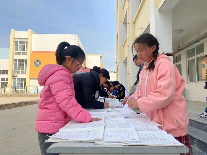 用好习字册,提高小学生硬笔书写质量 ——新安城北小学举行学生硬笔习字册评比活动