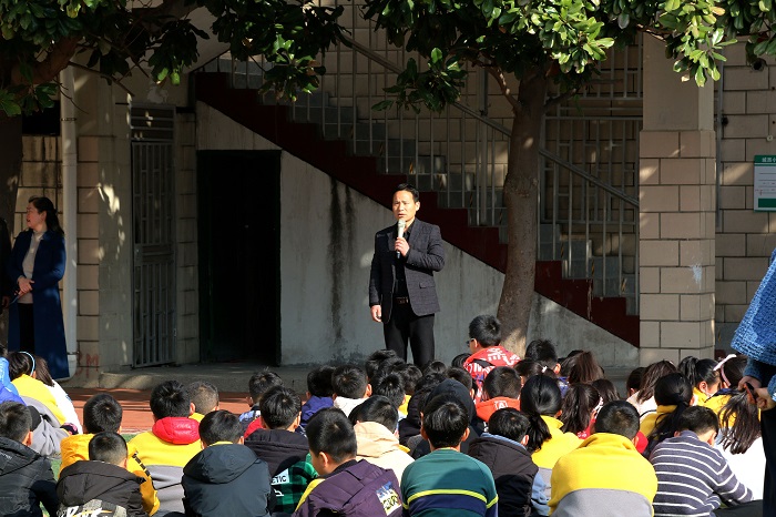 消防演练零距离 ，平安快乐共成长 ---城西小学举行师生消防逃生应急演练