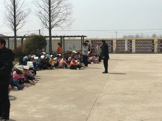 西洪小学举行地震应急演练活动