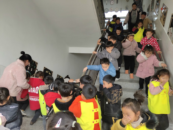 心系安全警钟长鸣 ——窑湾镇中心幼儿园开展应急疏散演练活动