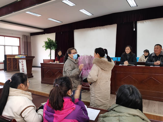 拾金不昧美名扬，传递满满正能量