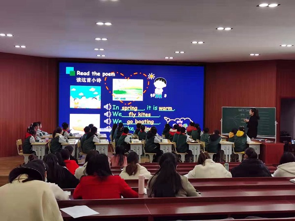 窑湾镇小学举行了小学英语关于构建英语高效课堂暨“家常课”研讨活动