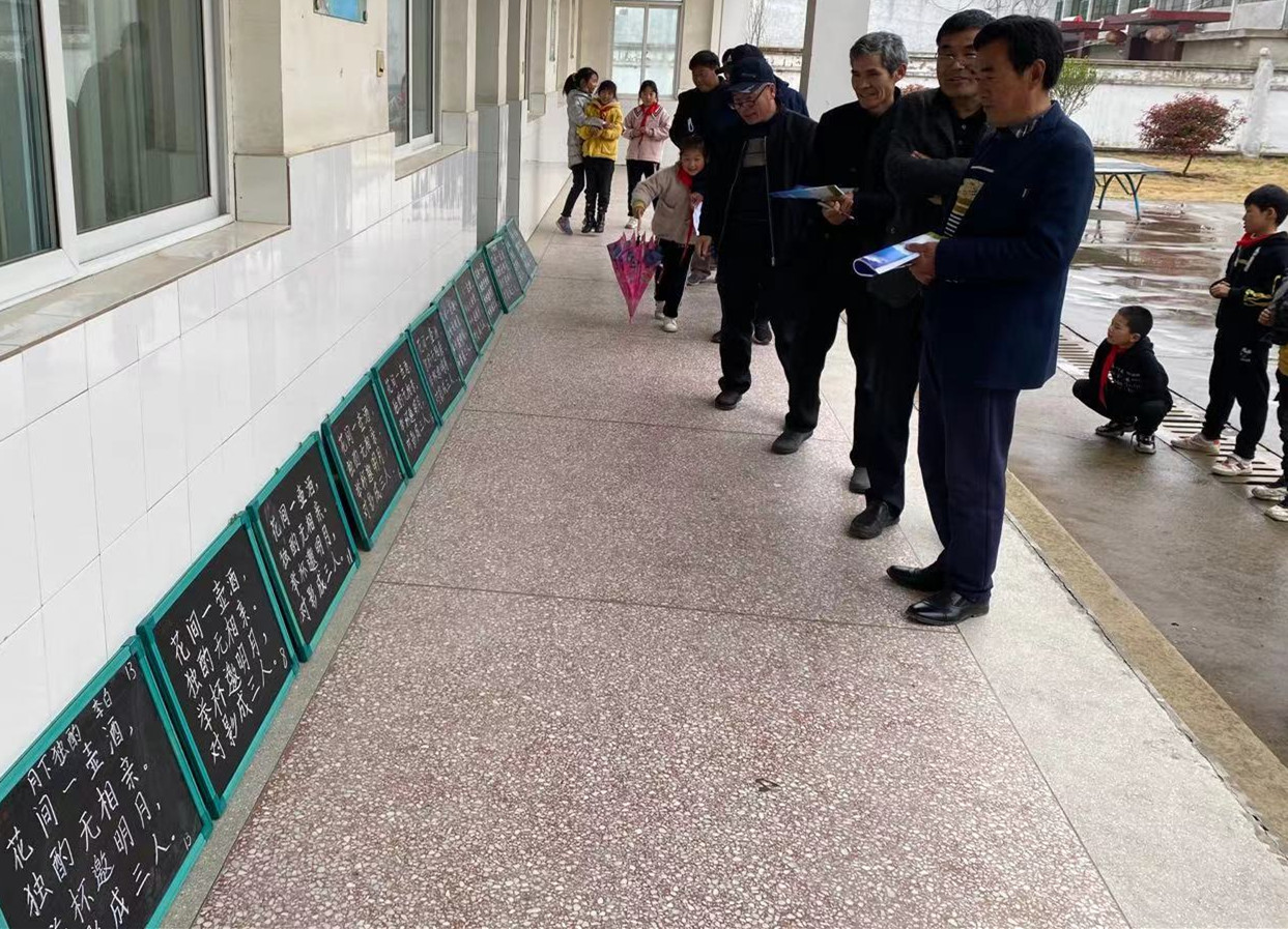 阿湖镇鸣九小学举行教师粉笔字比赛