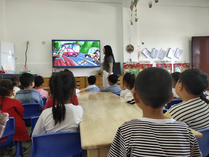交通无小事,安全伴我行——窑湾镇中心幼儿园开展交通安全教育活动