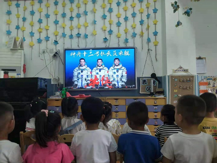 致敬航天员，骄傲中国人  ——窑湾镇中心幼儿园小班爱国教育活动