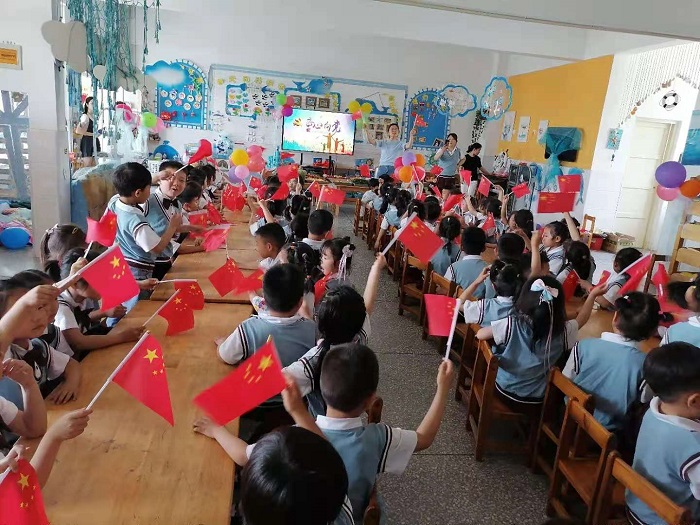 同在蓝天下，共庆儿童节——草桥镇中心幼儿园开展童心向党庆六一活动