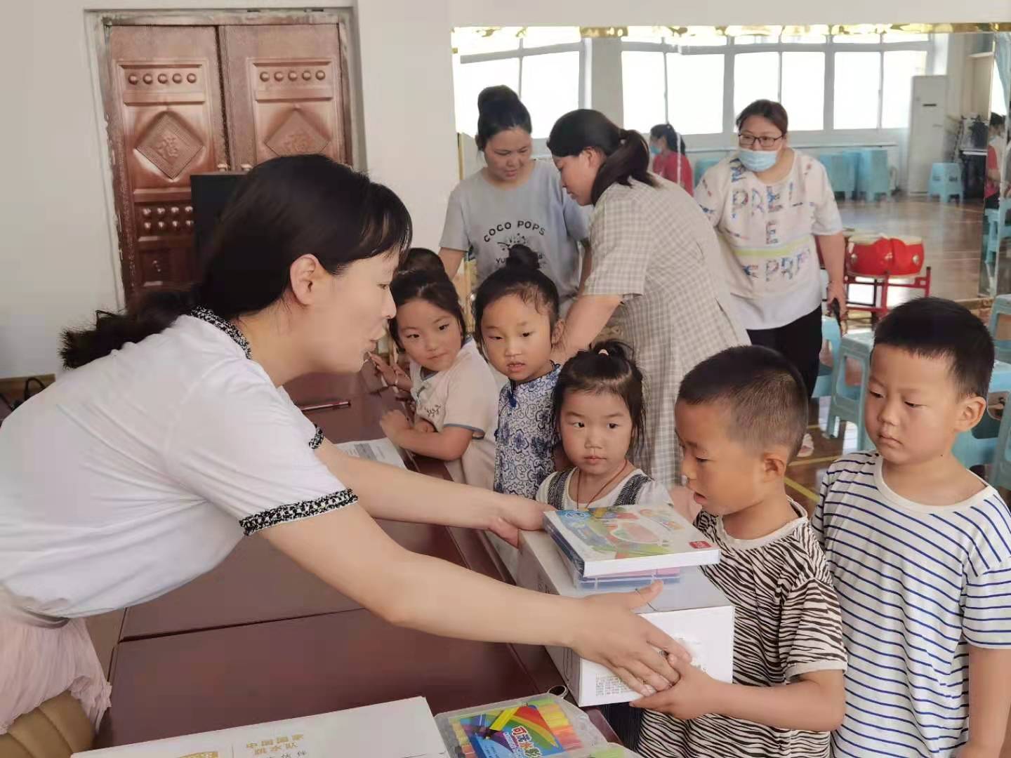 情暖人心 聚爱同行 ——新沂市妇联幼儿园99公益日 大爱彭城益起来发放仪式 