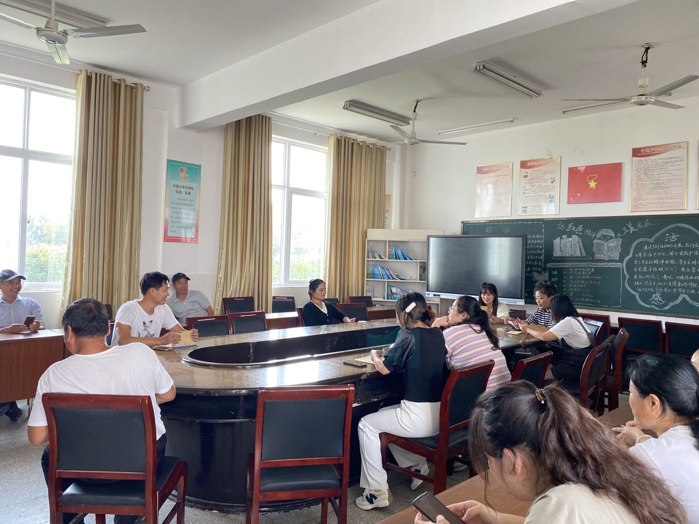 阿湖镇鸣九小学举行庆祝教师节暨总结表彰活动
