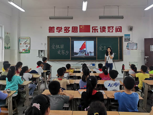 桥口小学开展“爱祖国、爱家乡、爱生活”主题班会活动
