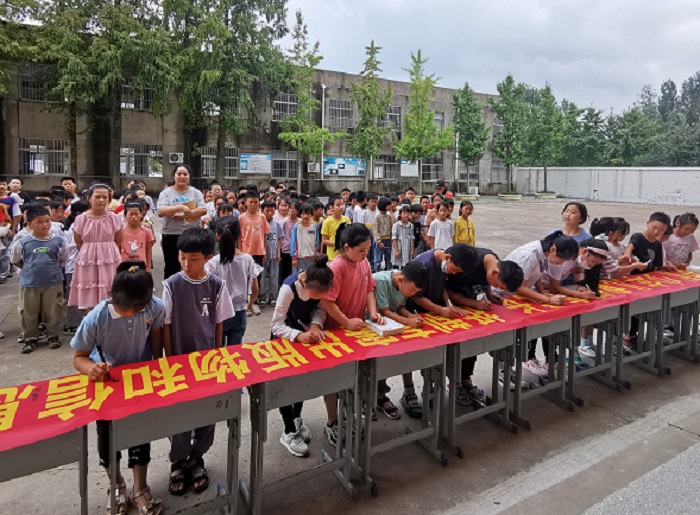 马陵山镇广玉小学举行“护苗·绿书签”宣传活动