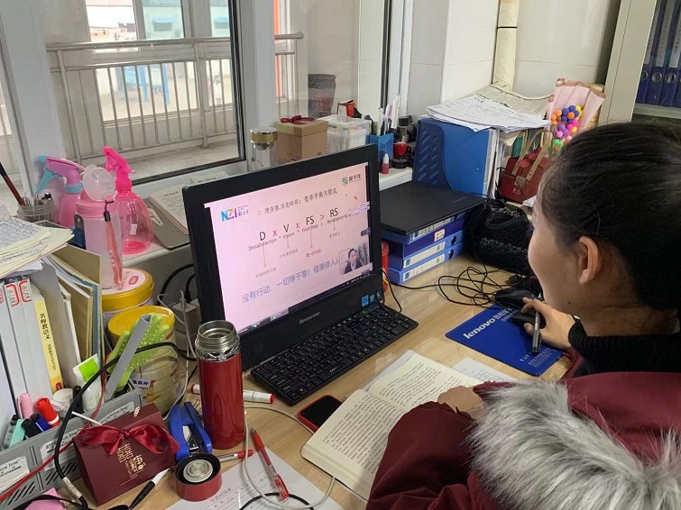 瓦窑镇大新小学组织教师在线学习新教育.新管理系列讲座